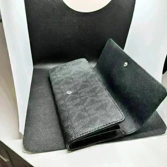 Michael Kors black Fulton Carryall wallet - Picture 2 of 2